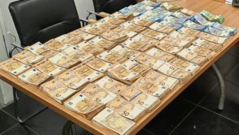 Митничари намериха над 600 хиляди лева във въздуховода на камион