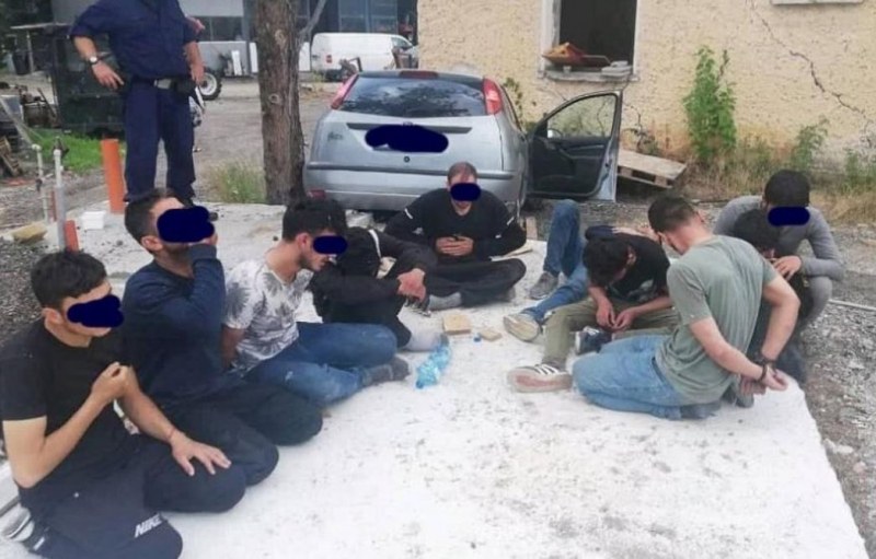 Три патрулки преследваха трафикант на мигранти