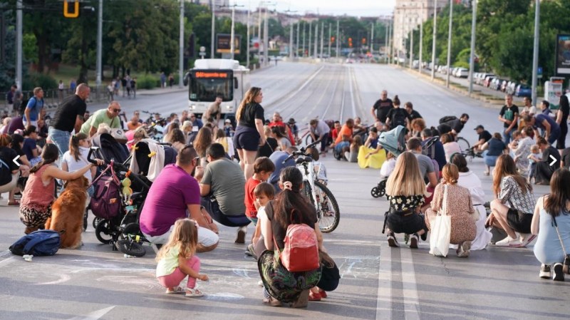Втори ден протести в София - в памет на загиналите жени в зверската катастрофа СНИМКИ