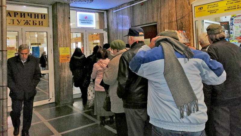 Жена колабира на опашка за пенсии в Пловдив