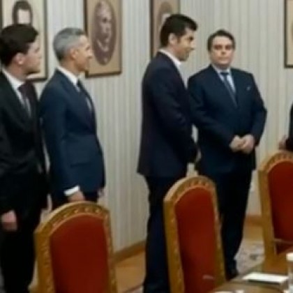 Кандидатът за премиер на Продължаваме Промяната Асен Василев се срещна