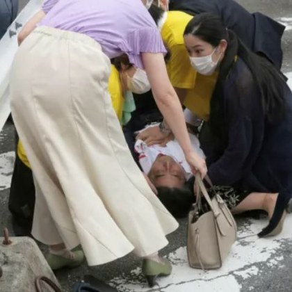 Бившият премиер на Япония Шиндзо Абе е прострелян в гръб