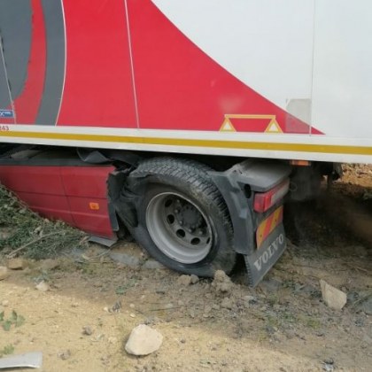 Камион се озова в канавката на пътя между Мездра и