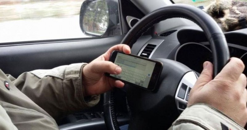 Солена глоба за българин, шофирал с телефон в ръка
