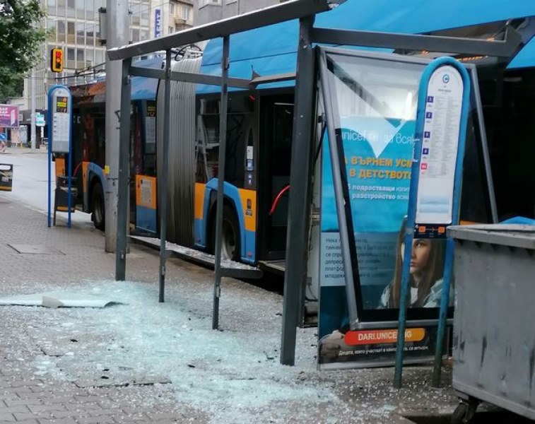 Тролей се блъсна в спирка в София СНИМКИ