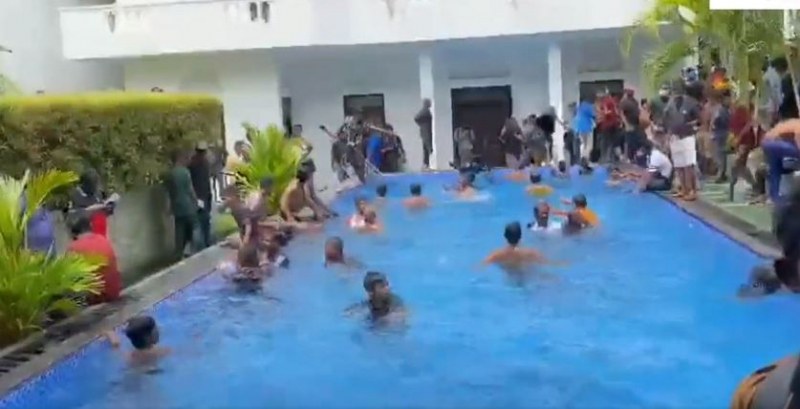 Гневни протестиращи нахлуха в двореца на президент и се къпаха в басейна му ВИДЕО и СНИМКИ