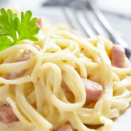 Необходими продукти 1 пакет спагети 200 г бекон 4 жълтъка 100 мл животинска сметана 4