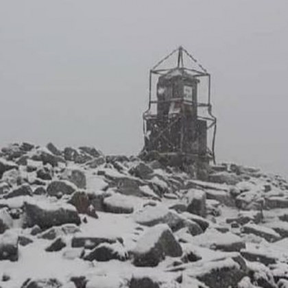Сняг в разгара на лятото валя на територията на страната