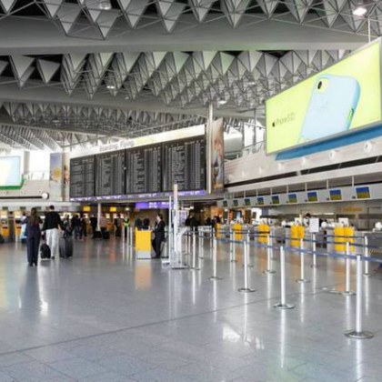 17 годишен ученик от България остана абсолютно сам на летището във