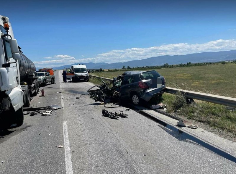 Кола се блъсна челно в камион край Пловдив. Загина жена СНИМКА