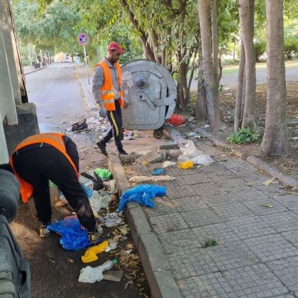 Позната до болка гледка контейнери за смет а край