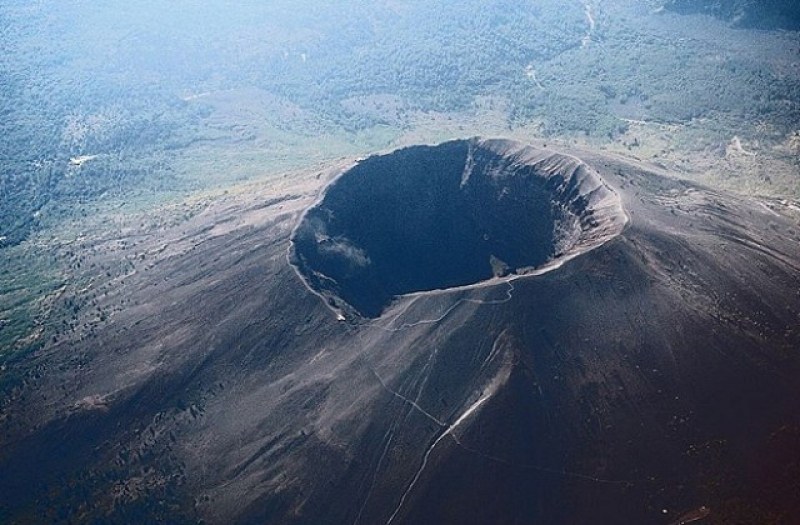 Нелепо: Американец падна във вулкана Везувий при селфи  СНИМКА