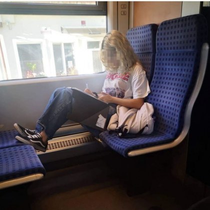 Младо момиче възмути с постъпката си във влак Девойката не