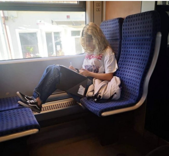 Младо момиче възмути с постъпката си във влак. Девойката не