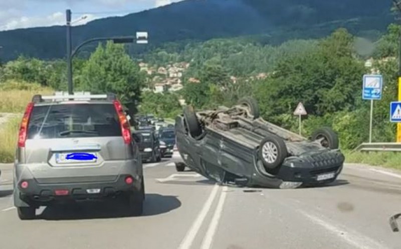 Кола се обърна по таван в София СНИМКА