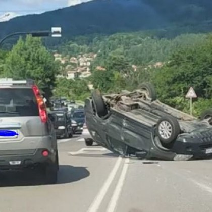 Кола се обърна по таван в София СНИМКА