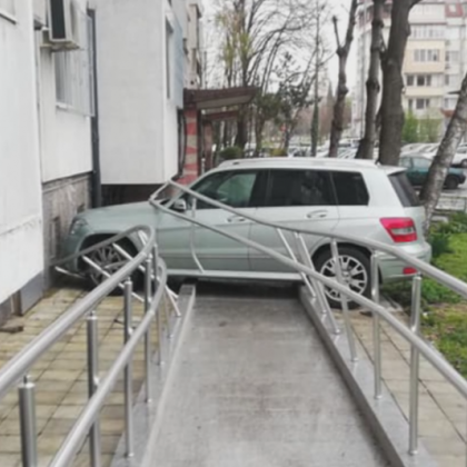 Шофьор с близо 3 промила алкохол се заби във вход