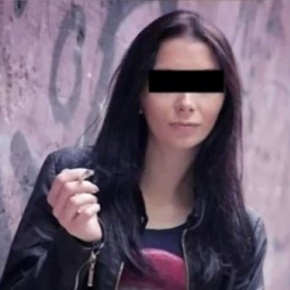 Пияната шофьорка, помела три коли, търсила кучето и цигарите си