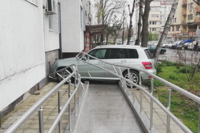 Пиян шофьор се блъсна в блок след гонка с полицията