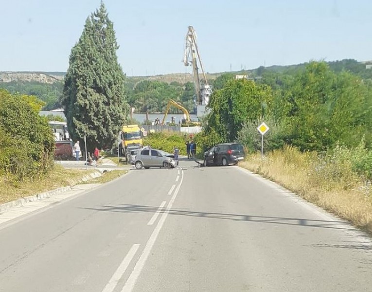 Тежка катастрофа до Варна, блъснаха се две коли СНИМКА