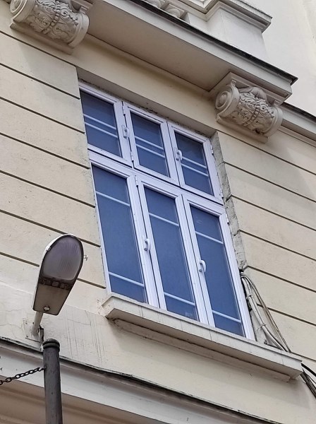 Куриозен прозорец на Софийския университет разбуни духовете СНИМКА