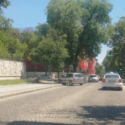 Катастрофа стана до библиотека Иван Вазов в Пловдив Кола с