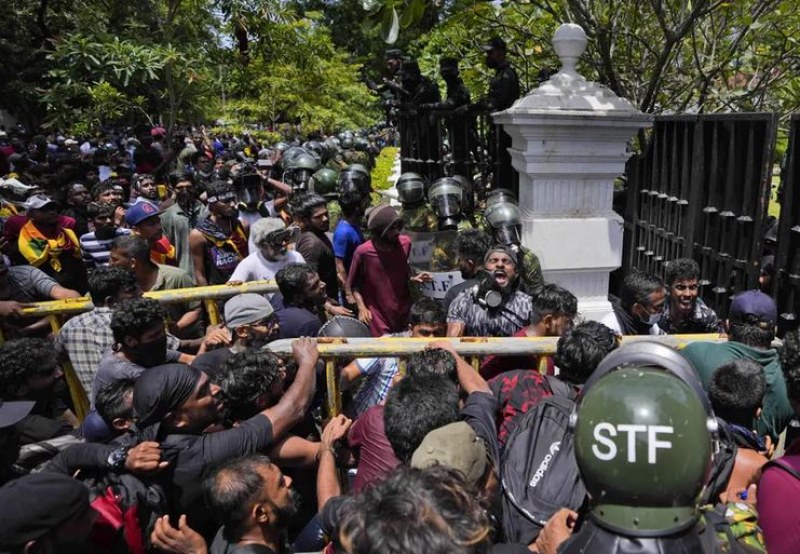 Наредиха на армията в Шри Ланка да се заеме с протестиращите ВИДЕО