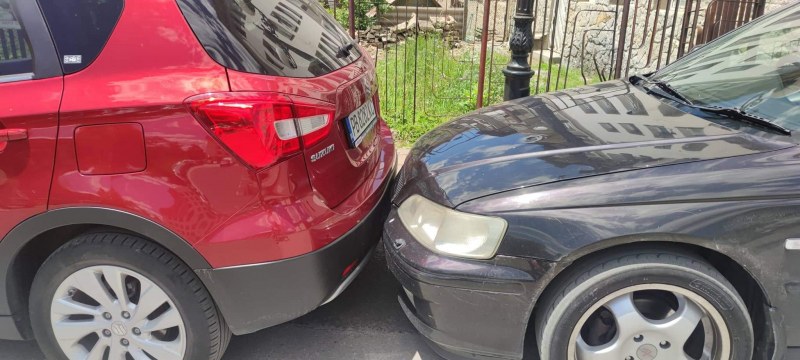 Паркиране по слух - това ли е новият метод в битката за място? СНИМКИ