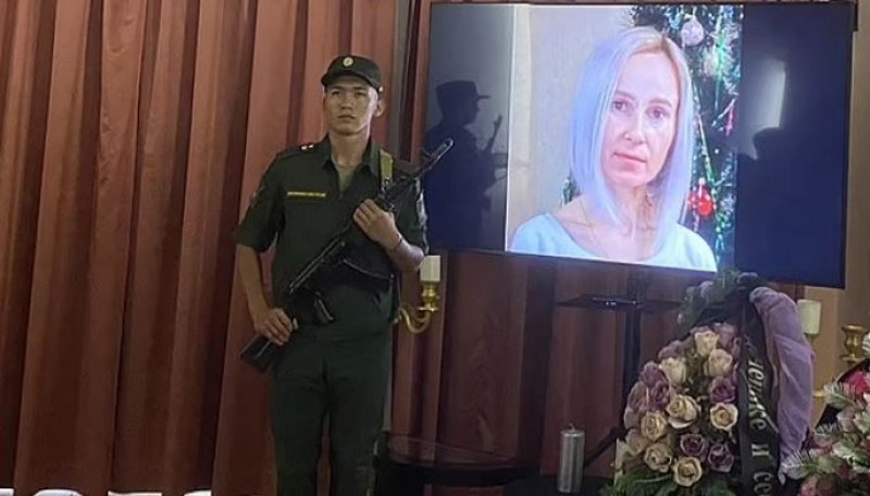 Погребаха първата жена от армията на Русия, загинала в Украйна.