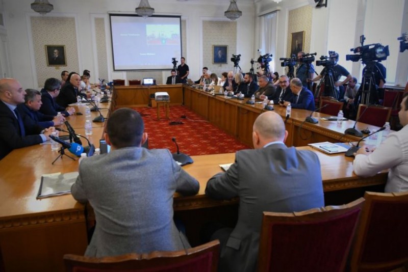 Антикорупционната комисия изслуша Гешев за експертизата на снимките от спалнята на Борисов