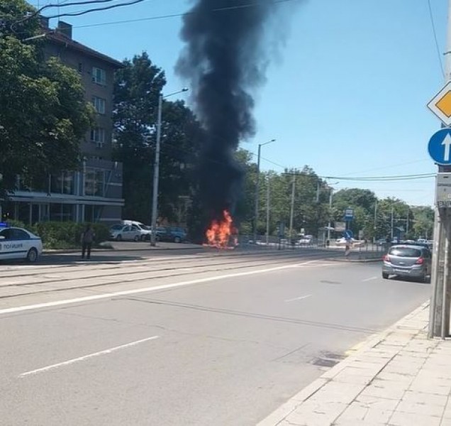 Бус гори в този момент в София. За това сигнализират