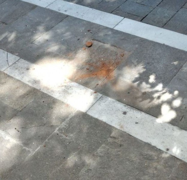 Камъни падат по тротоар, момче се размина на сантиметри СНИМКА