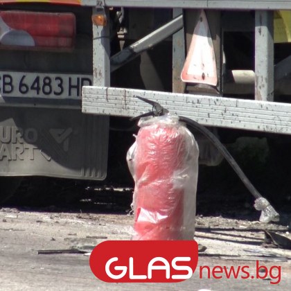 Тежка катастрофа затвори входа на Стражица Блъснали са се бус