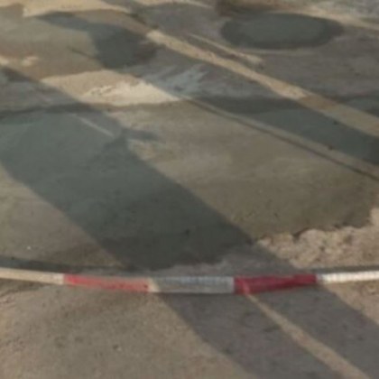 Хора сами запълват дупките по пътищата на селото си ВИДЕО
