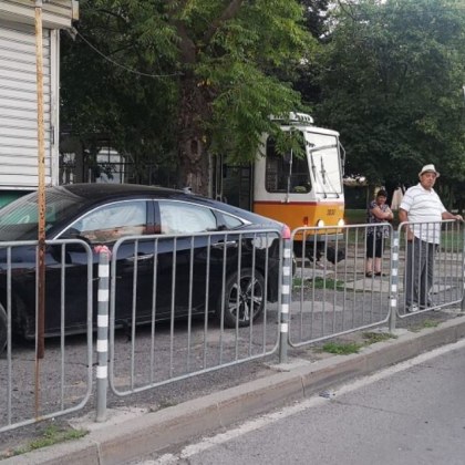 Катастрофа между два автомобила, единият се е врязал в павилион СНИМКИ