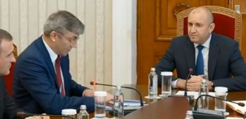 Продължават консултациите на президента Румен Радев с политическите партии. Започна