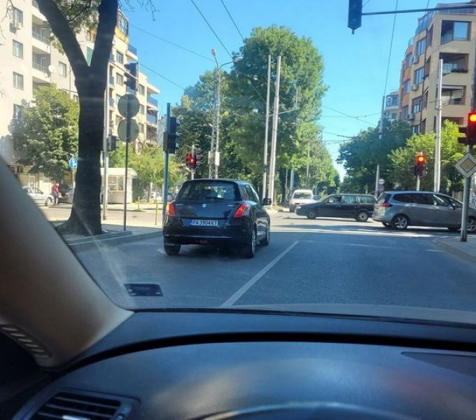 Шофьор се намърда в насрещното на пловдивски булевард СНИМКА
