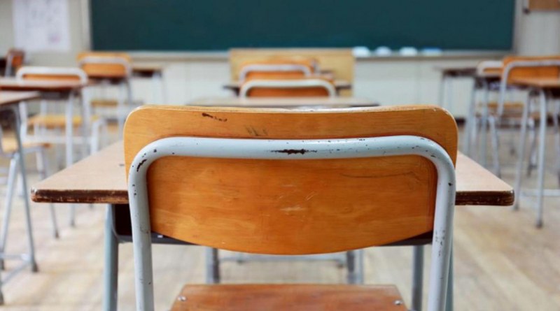 Учител получи забрана за достъп в класната стая за най-малко