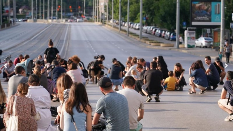 Бдение в памет на загиналите момичета при катастрофата в София