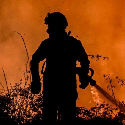 Хиляди пожарникари продължават да се борят с бушуващите в Гърция