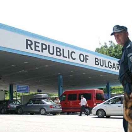 Засилен е трафикът и на границите с Гърция и Сърбия