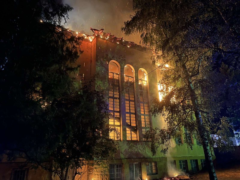 Пожар изпепели покрива на сграда на училище в Пловдивско СНИМКИ и ВИДЕО