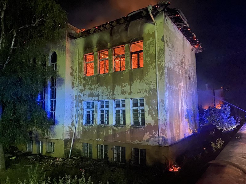 Пожар изпепели покрива на училището в карловското село Васил Левски.Тази