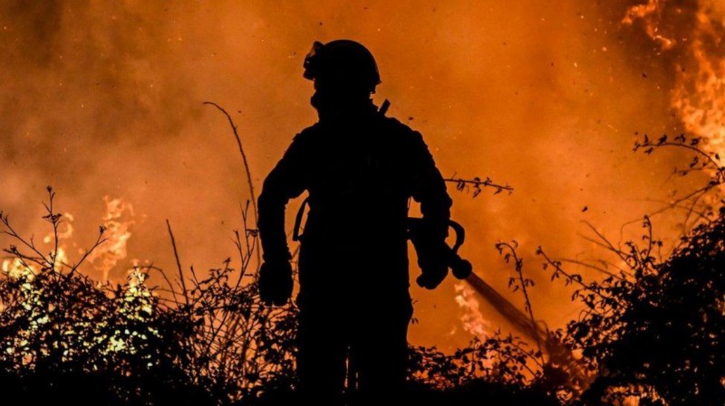 Хиляди пожарникари продължават да се борят с бушуващите в Гърция,