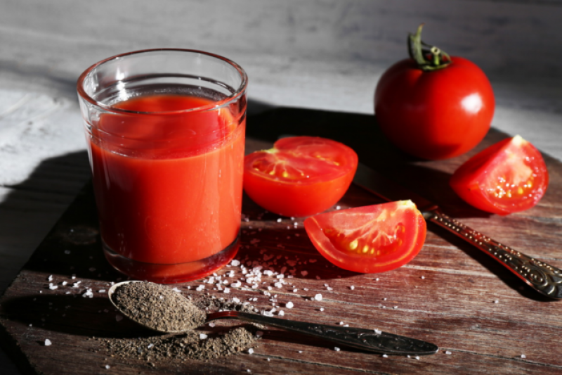 Защо е важно да пиете доматен сок в самолета