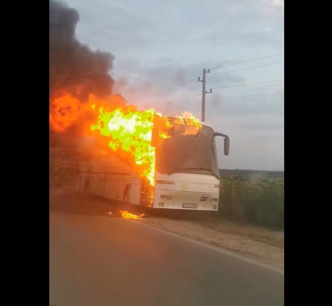 Автобус гори на път до Варна СНИМКИ