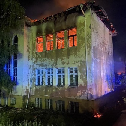 Огромен пожар изпепели покрива на училището в карловското село Васил