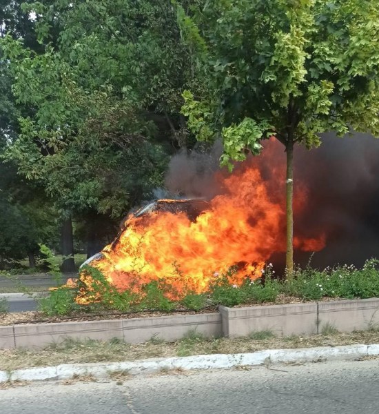 Микробус, превозващ пътници, се запали в Казанлък СНИМКИ