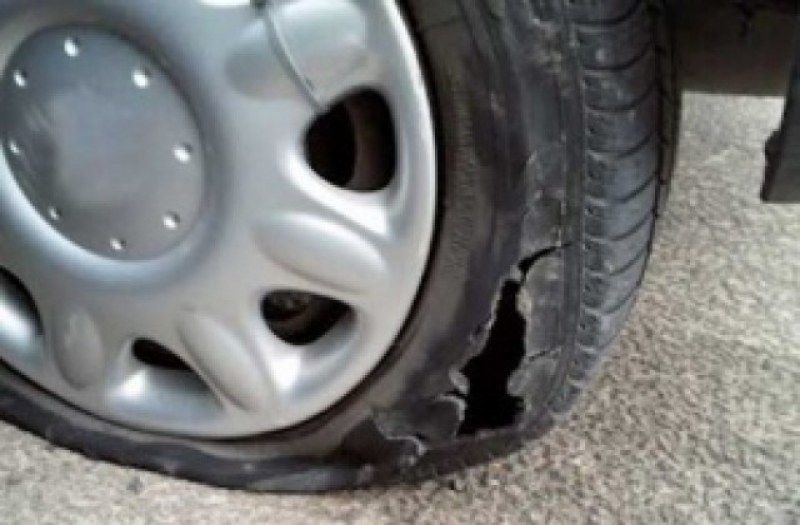 40-годишен мъж, срязал гумите на полицейски автомобил и на служебен