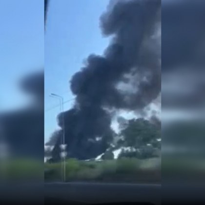 Голям пожар гори в депо за строителни отпадъци в бургарския